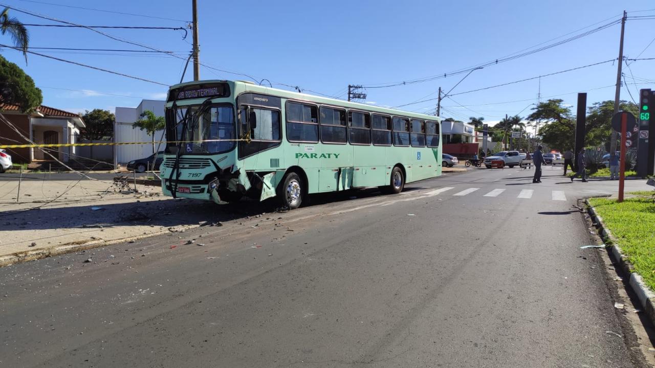 Foto 2 de 10 — Susto grande após grave acidente na Bento de Abreu; ‘vítimas com ferimentos leves’